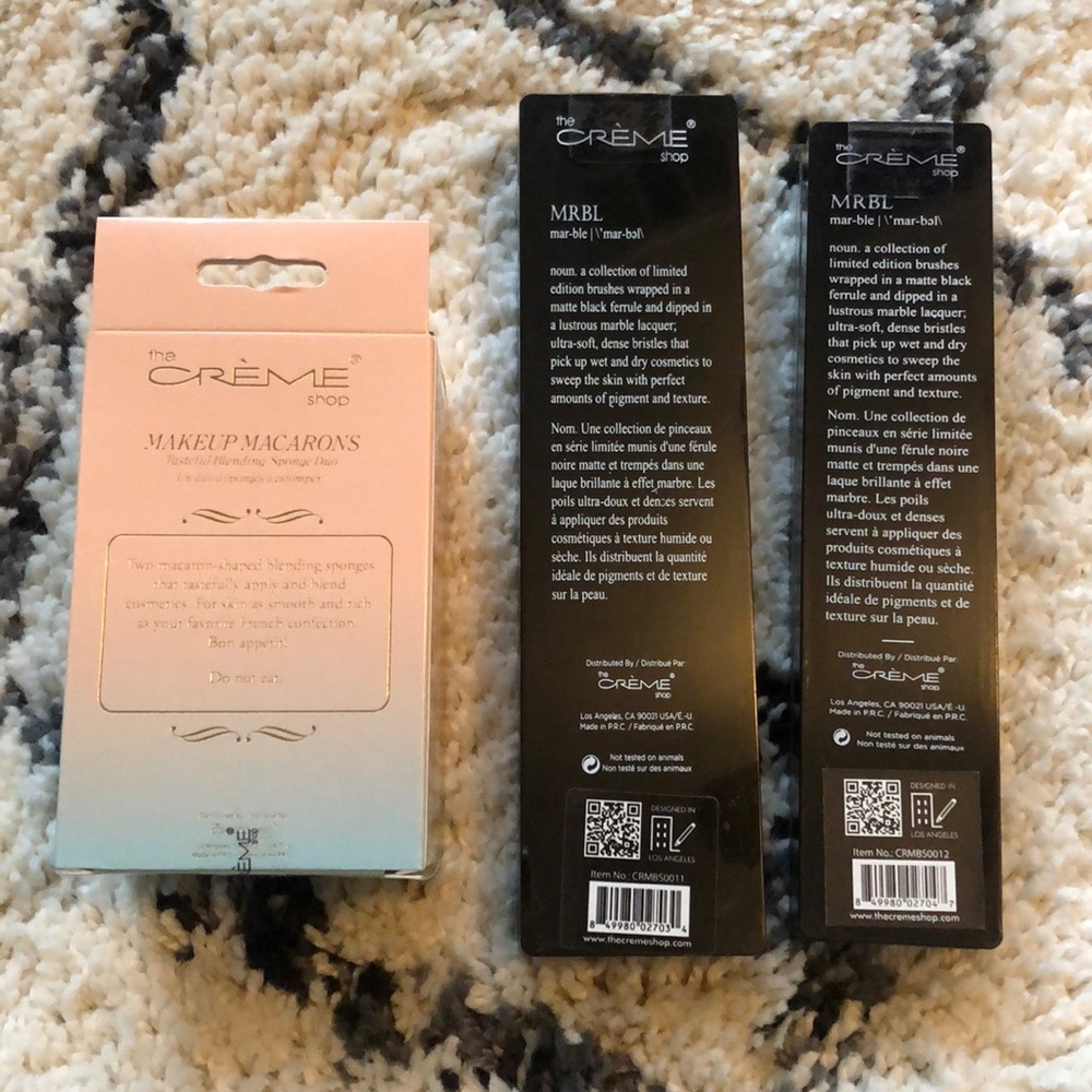 The Creme Shop Foundation & Eyeshadow Brushes and 2 Macaron Beauty Blender Set - Picture 2 of 7